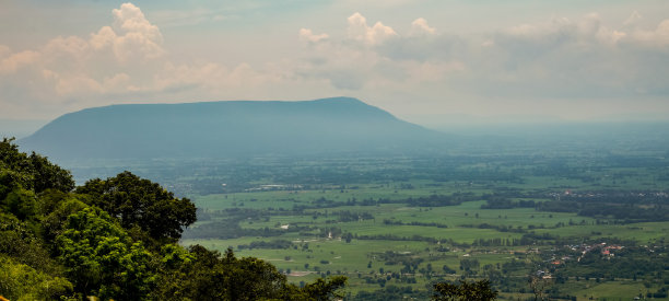 美丽的自然景观的一个小城市社区和雾在泰国的雨季。图片下载
