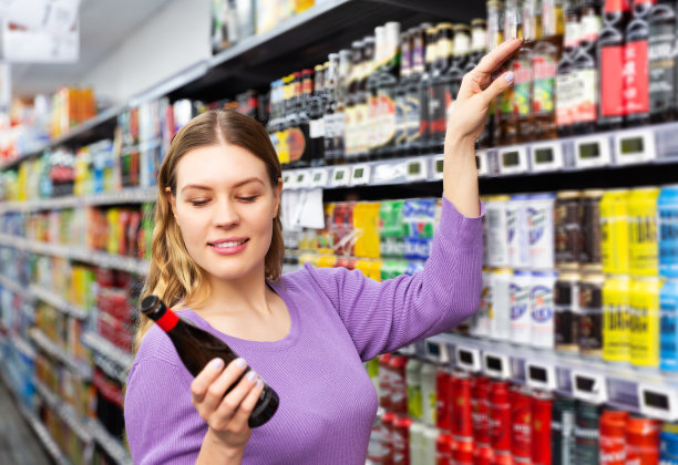 在超市买啤酒的女顾客图片下载