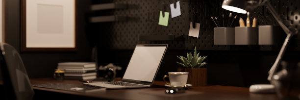 现代潮人的黑色办公场所与笔记本电脑在木制桌子上的黑色墙与黑色钉板图片下载