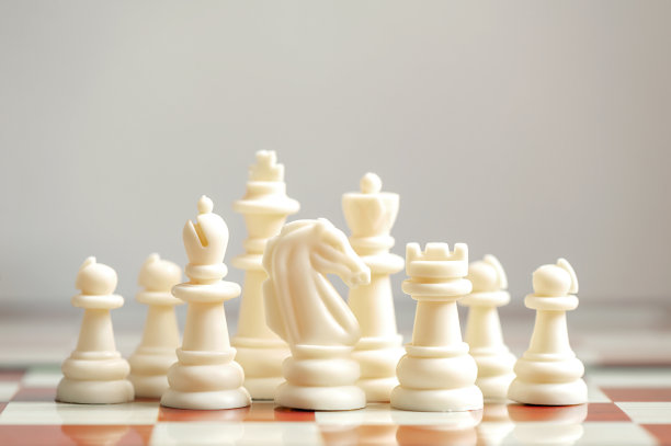 白色的棋子放在中立的棋盘上图片下载