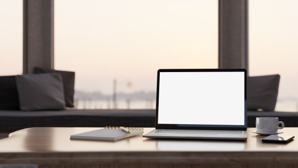 现代家庭工作场所，笔记本电脑模型在桌子上，模糊的客厅背景图片下载