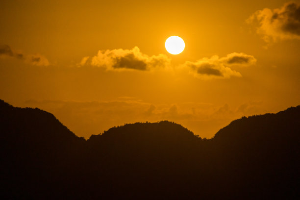 照片暮光天空背景。五彩夕阳的天空和云。鲜明的天空在黄昏时间的背景。火红的橙色夕阳天空。美丽的图片下载