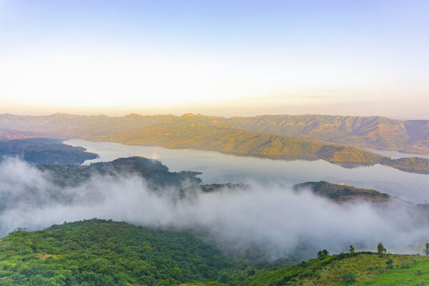 印度马哈拉施特拉邦浦那，托尔纳堡垒后面的美丽景色图片下载