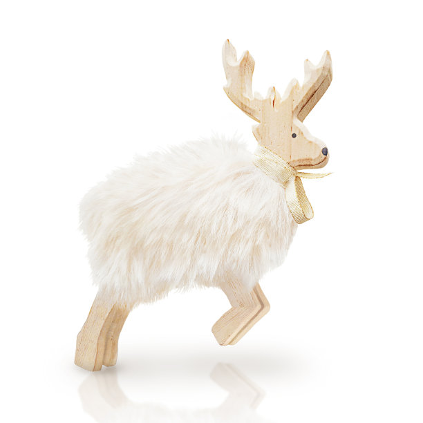 跳跃的玩具驯鹿孤立在白色的背景与反射和柔和的阴影。小圣诞帮手，圣诞树点缀图片下载