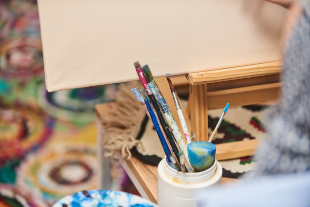 特写照片的画笔，蛋彩画，和需要在画布上绘画的东西图片下载