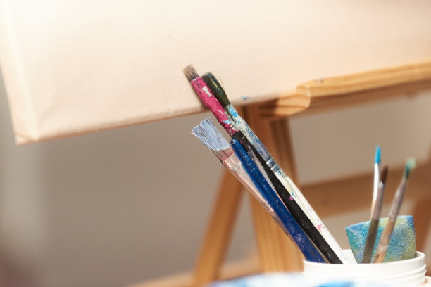 特写照片的画笔，蛋彩画，和需要在画布上绘画的东西图片下载