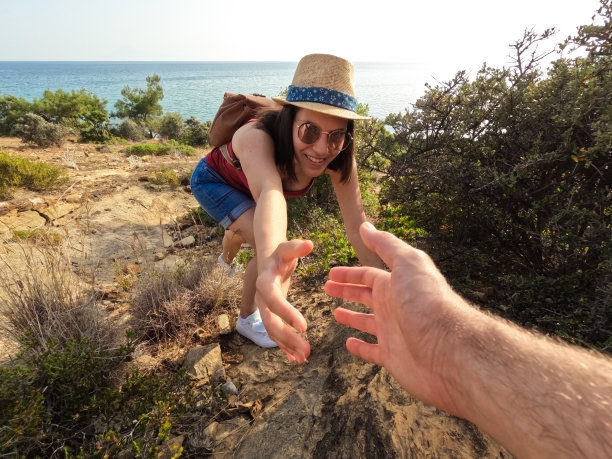 男友帮女友爬山图片下载