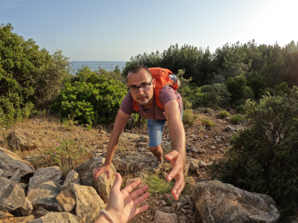 女友帮男友爬山图片下载