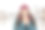 漂亮的年轻女子在冬季装备持有一次性杯子装满热咖啡或茶。女孩手捧热饮，在冬天走在户外。图片下载