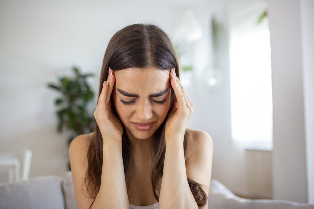 不幸的白人妇女在家里头痛的画像。保健、健康和问题的概念。库存图片图片下载