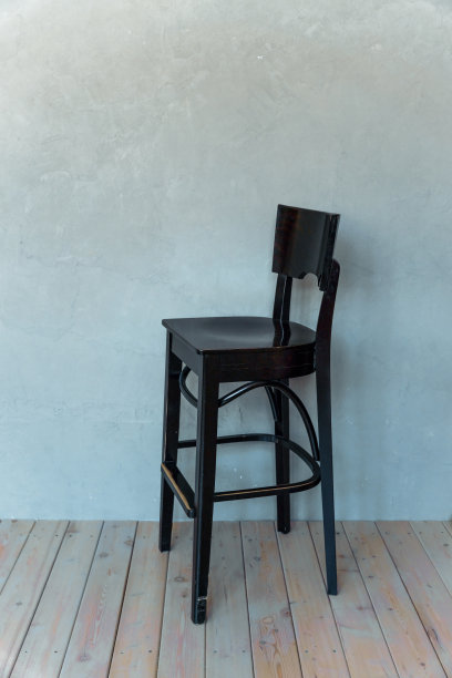 木制舒适，灰色背景上的高椅子图片下载