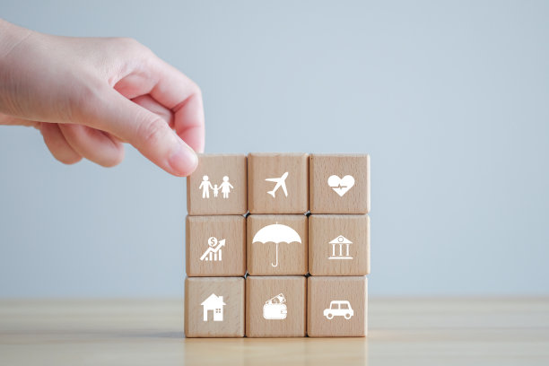 保险的概念。预防可能发生的不测事件。手握家庭图标类型的保险，如房子，汽车，商务，医疗保健，旅游。保障生活理念背景。图片下载