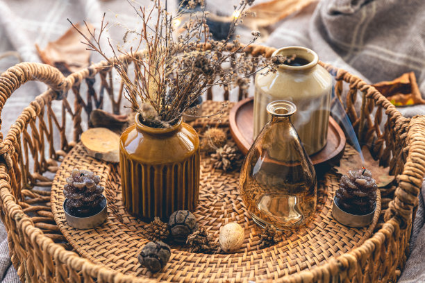 舒适的秋季构图与装饰细节，蜡烛。图片下载