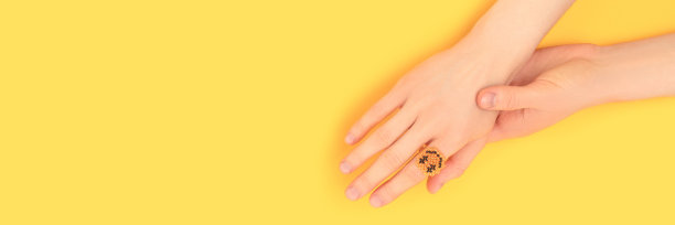 横幅上有女性的手，还有用珠子做成的笑脸戒指。图片下载