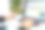 亚洲会计人员在现代办公、财务和商业观念中运用图表和计算器进行财务报告分析。图片下载