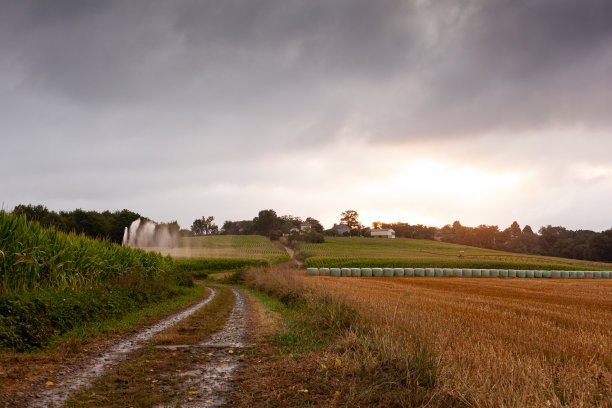 沿着圣雅克杜皮伊路线灌溉系统的水花图片下载