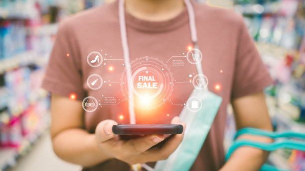 女人通过智能手机网购，在网站上下单，虚拟屏幕系统图片下载