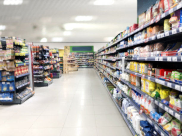 在超市挑选乳制品。杂货店。模糊背景图片下载