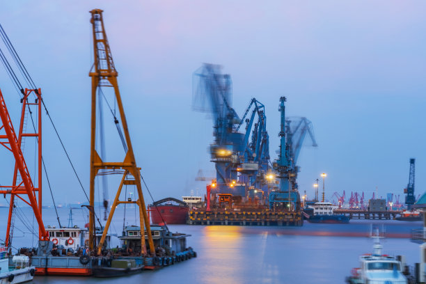 中国江阴市长江港口码头、风力发电机和日落美景图片下载