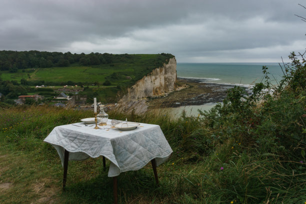 在一个多云的夏日，以岩石峭壁为背景的Alabaster海岸的餐桌，Plage des grande dales，法国诺曼底图片下载