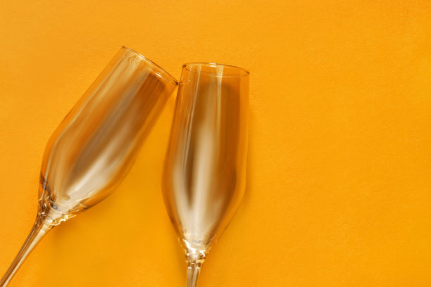 黄色香槟杯图片下载