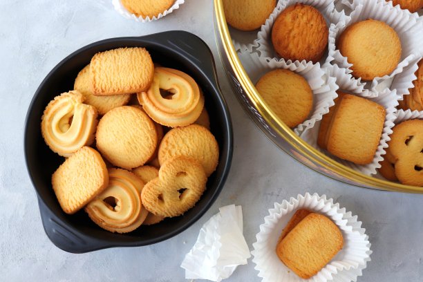 丹麦黄油巧克力饼干在传统的锡盒上的俯视图或平铺视图。是情人节/罗刹班旦/排灯节/圣诞节的理想礼物。与复制空间图片下载