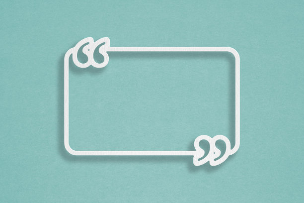 白色报价框框纸剪上垃圾绿色背景，短信报价框。空白模板引用文本信息设计框引用泡沫博客引用符号图片下载