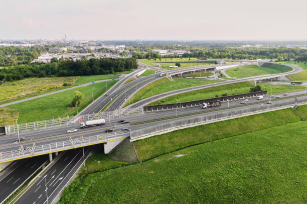 车辆行驶在城市交通路口，鸟瞰图图片下载