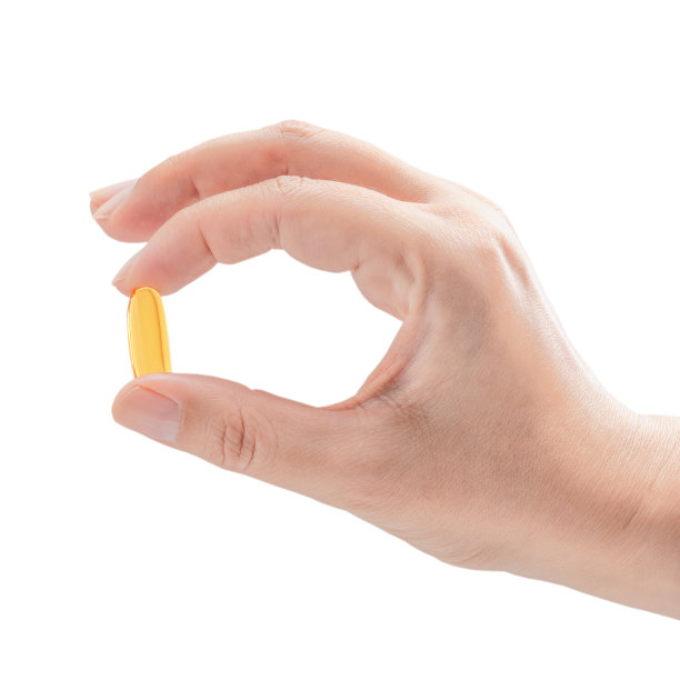手指拿着单一的黄色欧米伽-3脂肪酸胶囊或鱼油食品补充剂孤立在白色背景图片下载