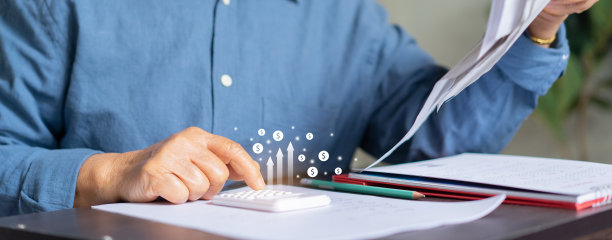 特写高级女性手用计算器计算每月的开支或在客厅用虚拟图标花钱的理财生活理念图片下载