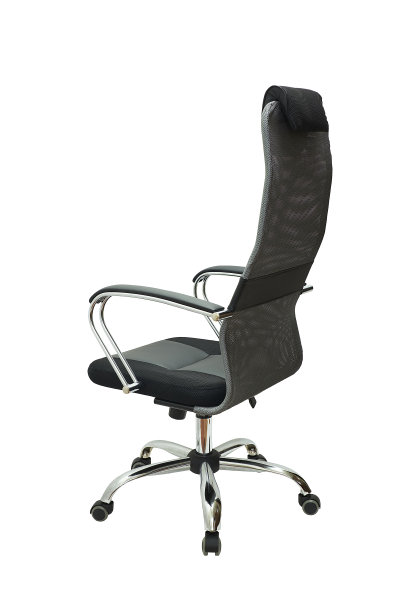 灰色办公室织物扶手椅上的车轮孤立在白色背景，背面的看法图片下载