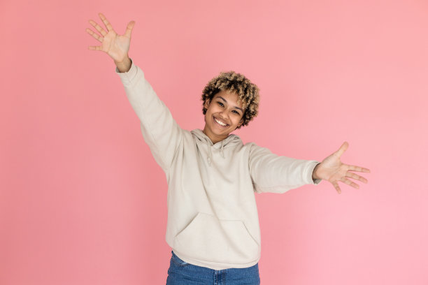 演播室里外向的非裔美国女人图片下载