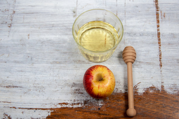 桌上放着蜂蜜和苹果图片下载