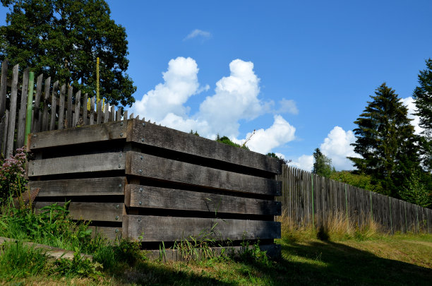 里面涂有橡胶箔的橡木盒子用作堆肥。供空气的孔在梁之间的箔中制造。更好地分解树叶和厨余垃圾。图片下载