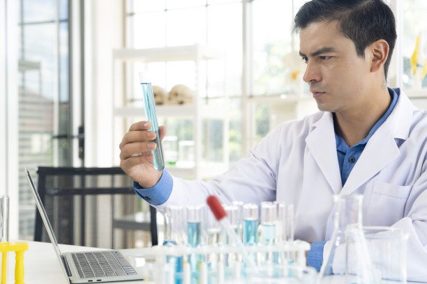 英俊的科学家在实验室拿着试管图片下载