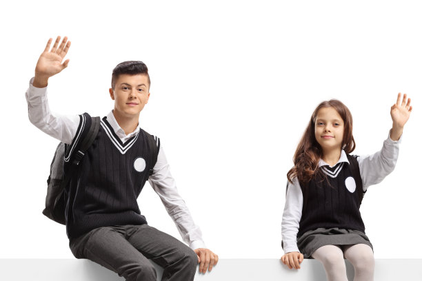 一个男生和一个小女生坐在空白面板上，对着镜头挥手图片下载