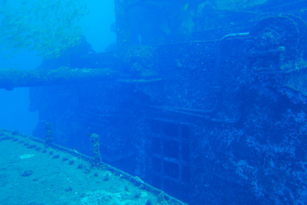 在瓦胡岛潜水。和您的沉船潜水专家瓦胡岛潜水一起进行沉船潜水冒险。图片下载