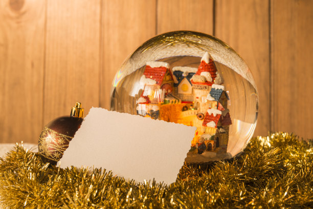 圣诞水晶球，贺卡和圣诞装饰花环。图片下载