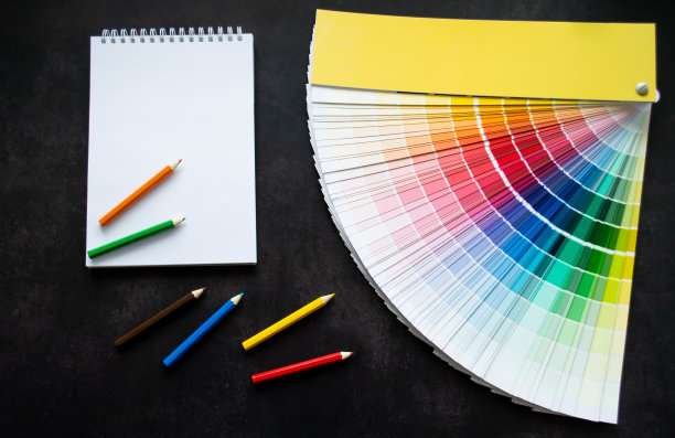 室内设计纸扇漆样，墙画。黑色背景。白色笔记本，彩色铅笔，复印空间图片下载