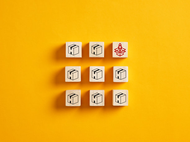 新产品开发、推出和创新。木制立方体与产品盒和发射火箭的标志。图片下载