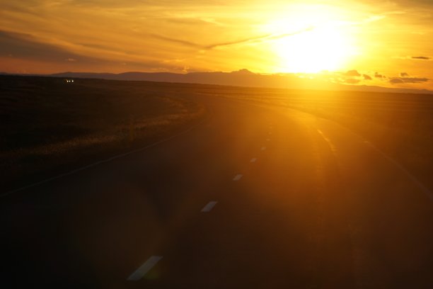 开车，夕阳满天图片下载