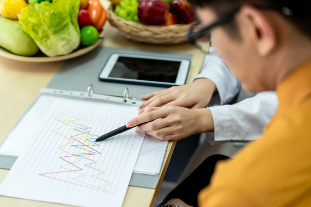 营养师为病人提供咨询。图片下载