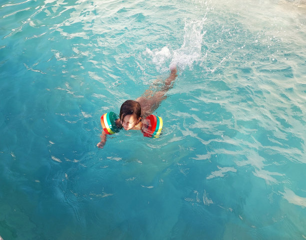 暑假一家人在游泳池里图片下载