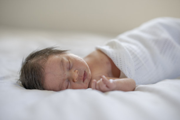 新生儿在家休息图片下载