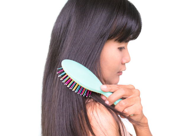 梳头的女人封闭孤立在白色背景图片下载