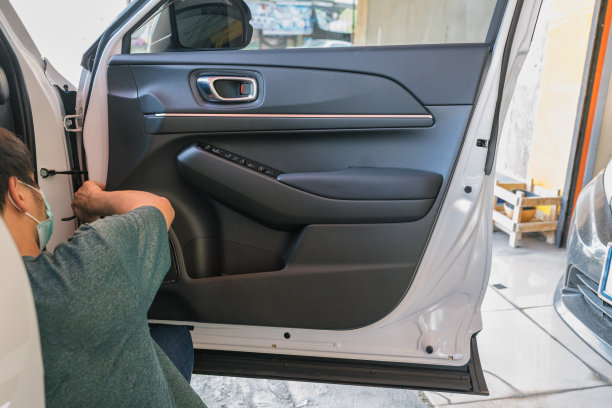 机械师在车间打开车门检查车辆问题图片下载