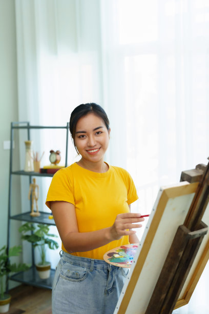 一位亚洲女性的肖像，在她的业余时间设计艺术。图片下载