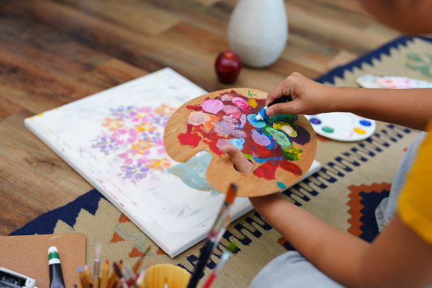 一位亚洲女性的肖像，在她的业余时间设计艺术。图片下载