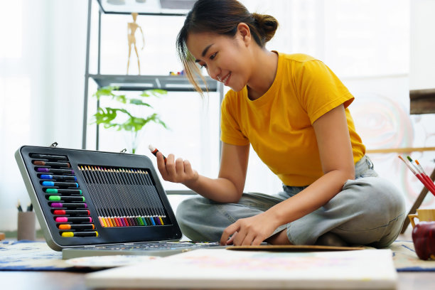 一位亚洲女性的肖像，在她的业余时间设计艺术。图片下载