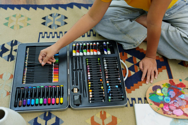 一位亚洲女性的肖像，在她的业余时间设计艺术。图片下载